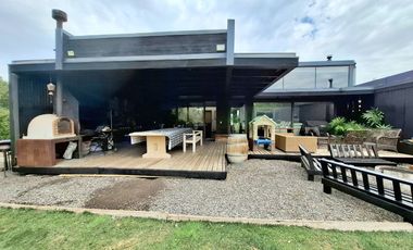 Los Ingleses 357 m2 en 5005 de terreno 5 D 5B Sala Estar y servicios