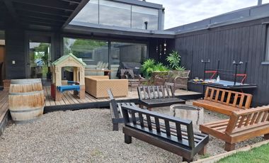 Los Ingleses 357 m2 en 5005 de terreno 5 D 5B Sala Estar y servicios