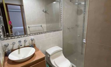 Moderno Apartamento en Pinares: Confort y Seguridad”