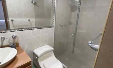 Moderno Apartamento en Pinares: Confort y Seguridad”