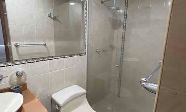 Moderno Apartamento en Pinares: Confort y Seguridad”