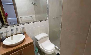 Moderno Apartamento en Pinares: Confort y Seguridad”