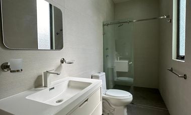 Casa en Venta en Exclusivo Fraccionamiento Privado – Cumbres del Cimatario, Querétaro  Vive con seguridad, confort y excelente ubicación