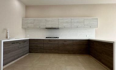 Casa en Venta en Exclusivo Fraccionamiento Privado – Cumbres del Cimatario, Querétaro  Vive con seguridad, confort y excelente ubicación