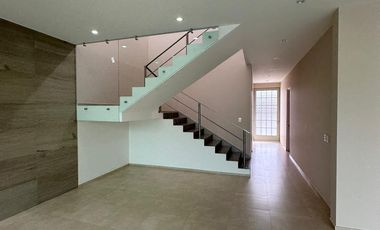 Casa en Venta en Exclusivo Fraccionamiento Privado – Cumbres del Cimatario, Querétaro  Vive con seguridad, confort y excelente ubicación