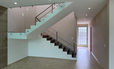 Casa en Venta en Exclusivo Fraccionamiento Privado – Cumbres del Cimatario, Querétaro  Vive con seguridad, confort y excelente ubicación