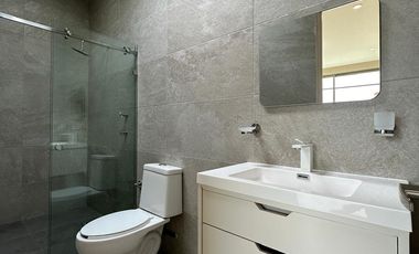 Casa en Venta en Exclusivo Fraccionamiento Privado – Cumbres del Cimatario, Querétaro  Vive con seguridad, confort y excelente ubicación