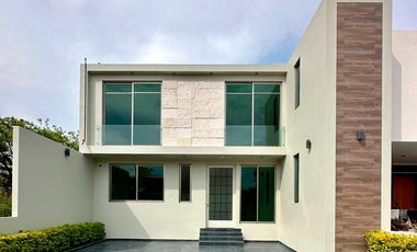 Casa en Venta en Exclusivo Fraccionamiento Privado – Cumbres del Cimatario, Querétaro  Vive con seguridad, confort y excelente ubicación