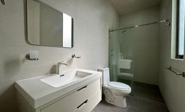 Casa en Venta en Exclusivo Fraccionamiento Privado – Cumbres del Cimatario, Querétaro  Vive con seguridad, confort y excelente ubicación