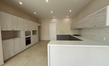 Casa en Venta en Exclusivo Fraccionamiento Privado – Cumbres del Cimatario, Querétaro  Vive con seguridad, confort y excelente ubicación