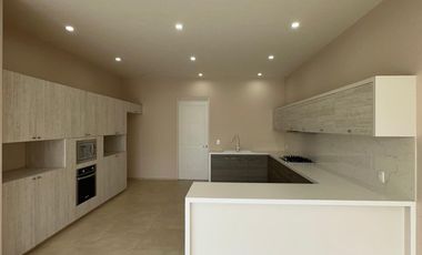 Casa en Venta en Exclusivo Fraccionamiento Privado – Cumbres del Cimatario, Querétaro  Vive con seguridad, confort y excelente ubicación