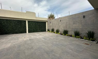 Casa en Venta en Exclusivo Fraccionamiento Privado – Cumbres del Cimatario, Querétaro  Vive con seguridad, confort y excelente ubicación