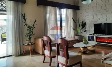 Se Vende casa esquinera con amplias áreas sociales SE VENDE Casa esquinera de 5 dormitorios en la URB. Ceibos Norte. Cerca de ESPOL.