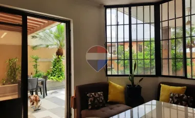 Se Vende casa esquinera con amplias áreas sociales SE VENDE Casa esquinera de 5 dormitorios en la URB. Ceibos Norte. Cerca de ESPOL.