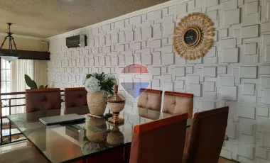 Se Vende casa esquinera con amplias áreas sociales SE VENDE Casa esquinera de 5 dormitorios en la URB. Ceibos Norte. Cerca de ESPOL.