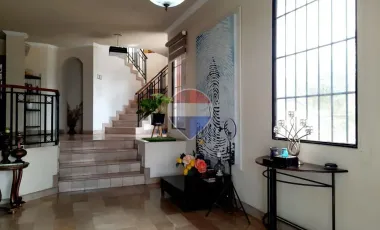 Se Vende casa esquinera con amplias áreas sociales SE VENDE Casa esquinera de 5 dormitorios en la URB. Ceibos Norte. Cerca de ESPOL.