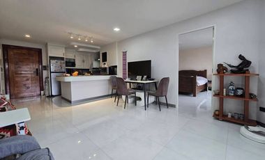 For Sale!! / Rent stunning 79 sqm, 1-bedroom, 1-bathroom unit on the coveted 10th floor of Hillside 4 Condominium. Near Nimmmanhemin road, Chiang Mai.