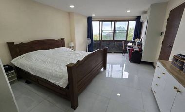 For Sale!! / Rent stunning 79 sqm, 1-bedroom, 1-bathroom unit on the coveted 10th floor of Hillside 4 Condominium. Near Nimmmanhemin road, Chiang Mai.