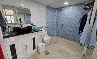 For Sale!! / Rent stunning 79 sqm, 1-bedroom, 1-bathroom unit on the coveted 10th floor of Hillside 4 Condominium. Near Nimmmanhemin road, Chiang Mai.