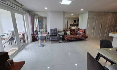 For Sale!! / Rent stunning 79 sqm, 1-bedroom, 1-bathroom unit on the coveted 10th floor of Hillside 4 Condominium. Near Nimmmanhemin road, Chiang Mai.