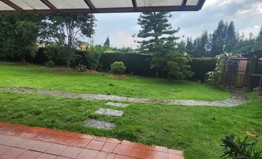 VENDO CASA FINCA EN PARCELACION CON VIGILANCIA, CASA DE 1 PISO DE 5 HABITACIONES CADA UNA CON BAÑO, SALA COMEDOR COCINA LAVADERA, ESTUDIO, GARAJE CUBI