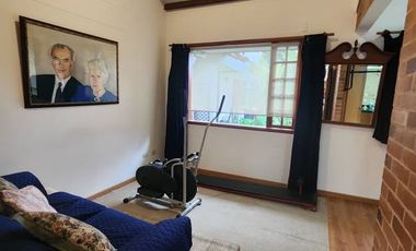 VENDO CASA FINCA EN PARCELACION CON VIGILANCIA, CASA DE 1 PISO DE 5 HABITACIONES CADA UNA CON BAÑO, SALA COMEDOR COCINA LAVADERA, ESTUDIO, GARAJE CUBI