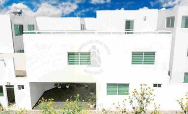 CASA  en RENTA San Pedro Cholula Residencial Bugambilias 
Al final de la Recta  a Cholula 
Sobre avenida de los fresnos 
(Vía del Ferrocarril muy cerca de la Carcaña)