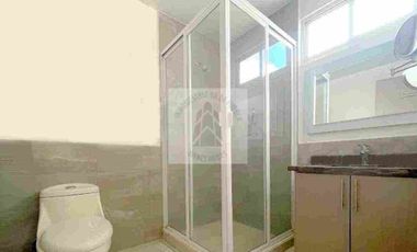 CASA  en RENTA San Pedro Cholula Residencial Bugambilias 
Al final de la Recta  a Cholula 
Sobre avenida de los fresnos 
(Vía del Ferrocarril muy cerca de la Carcaña)