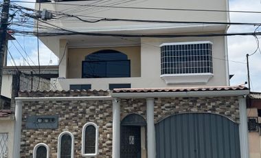 En alquiler departamento de 3 dormitorios en Guayacanes.