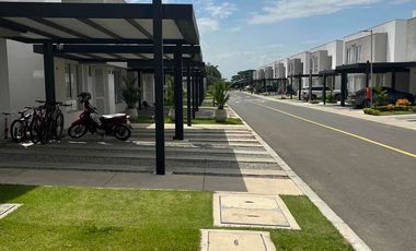 ALQUILA CASA EN UNIDAD CASA VENTÓ ALFAGUARA AVENIDA DEL LAGO