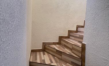 Casa en venta  de 110 m2, en zona céntrica de  la Mitad del Mundo , Quito , Ecuador.