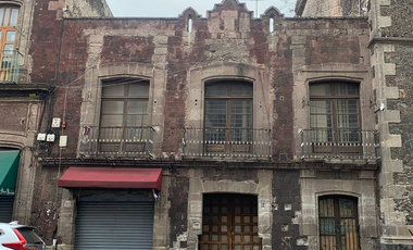 Edificio comercial en renta sobre Moneda, casi esquina Correo Mayor.