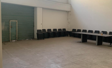 Edificio comercial en renta, a una cuadra de 