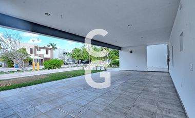 Casa en Venta en Cancun en Residencial Lagos del Sol con Alberca y Terraza Abierta