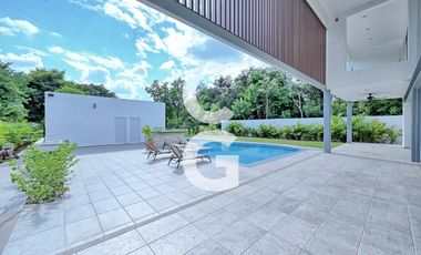 Casa en Venta en Cancun en Residencial Lagos del Sol con Alberca y Terraza Abierta