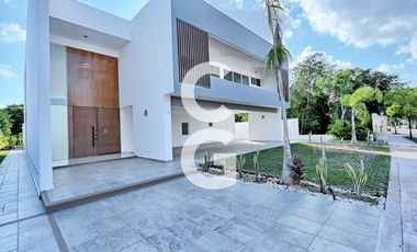 Casa en Venta en Cancun en Residencial Lagos del Sol con Alberca y Terraza Abierta
