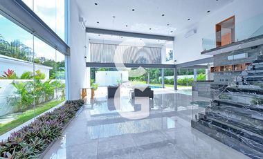 Casa en Venta en Cancun en Residencial Lagos del Sol con Alberca y Terraza Abierta