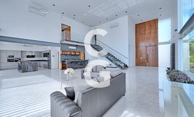 Casa en Venta en Cancun en Residencial Lagos del Sol con Alberca y Terraza Abierta