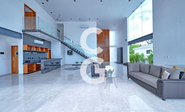 Casa en Venta en Cancun en Residencial Lagos del Sol con Alberca y Terraza Abierta