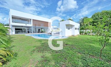 Casa en Venta en Cancun en Residencial Lagos del Sol con Alberca y Terraza Abierta