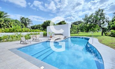 Casa en Venta en Cancun en Residencial Lagos del Sol con Alberca y Terraza Abierta