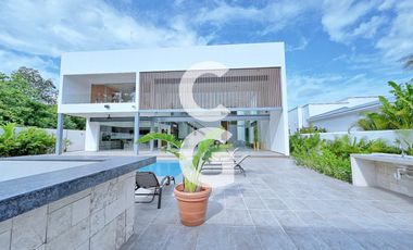 Casa en Venta en Cancun en Residencial Lagos del Sol con Alberca y Terraza Abierta