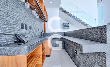 Casa en Venta en Cancun en Residencial Lagos del Sol con Alberca y Terraza Abierta