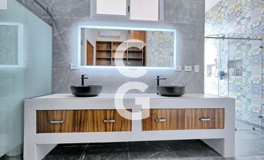 Casa en Venta en Cancun en Residencial Lagos del Sol con Alberca y Terraza Abierta