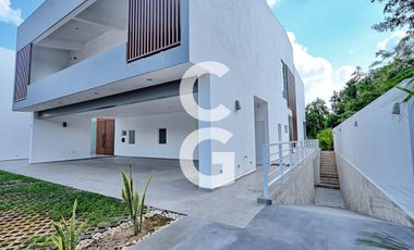 Casa en Venta en Cancun en Residencial Lagos del Sol con Alberca y Terraza Abierta