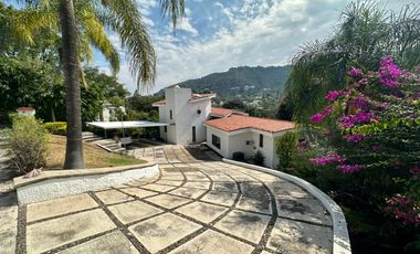 LAS CAÑADAS CASA EN RENTA CON BONITA VISTA MUY BIEN UBICADA