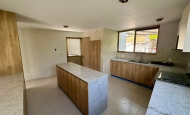 LAS CAÑADAS CASA EN RENTA CON BONITA VISTA MUY BIEN UBICADA