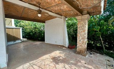 LAS CAÑADAS CASA EN RENTA CON BONITA VISTA MUY BIEN UBICADA