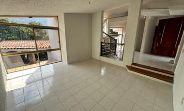 LAS CAÑADAS CASA EN RENTA CON BONITA VISTA MUY BIEN UBICADA