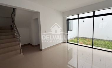 Casa de 3 Pisos en Venta – Excelente Distribución y Terraza Amplia